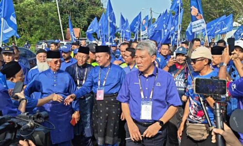 TOK MAT IRINGI ABDUL HAKIM KE PUSAT PENAMAAN CALON