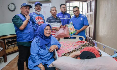 ‘TOK MAN’, ‘KAK INA’ ZIARAH KAMPUNG AGIH KIT MAKANAN UNTUK WARGA PANTAI KUNDOR