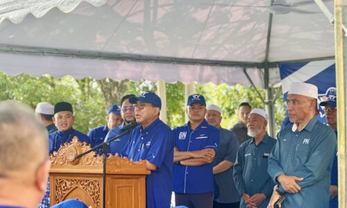 PRN MELAKA: NAIB PRESIDEN UMNO, PAS IRING RAIS DI SUNGAI UDANG