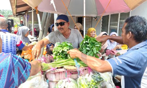 AZMI TERUSKAN TRADISI ‘KEDAI BERGERAK’, SELESA MENJAJA SAYUR GUNA MOTOSIKAL