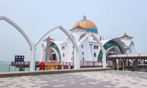 MAIM DISARAN SEDIA KIOS CENDERAMATA PRODUK MELAKA DI MASJID SELAT