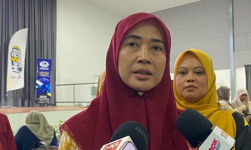 KHAIDHIRAH TAWAR DIRI PERTAHAN DUN RIM