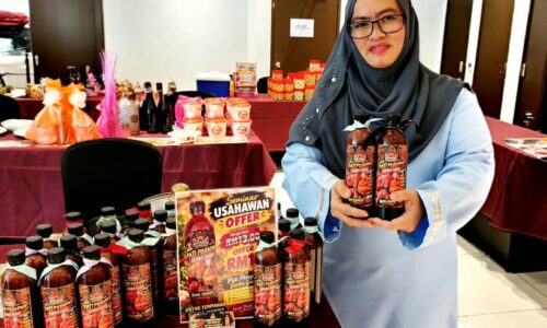 RINDU MASAKAN SARAWAK,  ROHADATUL BINA PERNIAGAAN AYAM MADU BORNEO DI MELAKA