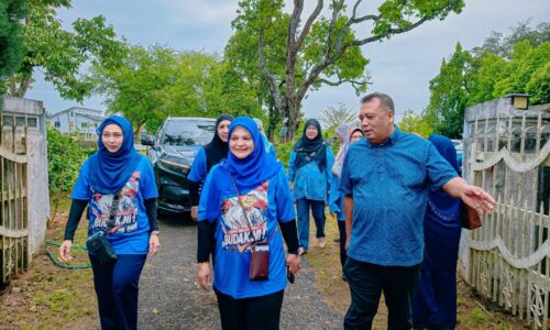 ISTERI KETUA MENTERI TURUN PADANG RAIKAN PEJUANG KANSER, PENGHIDAP MASALAH BUAH PINGGANG DUN AYER LIMAU