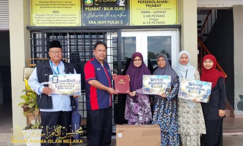 DARI POTONGAN GAJI KE BILIK DARJAH, MAIM SERAH SUMBANGAN WAKAF KOMPUTER